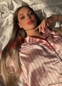 Эскортница Милана - грудь 3, рост 165 см, вес 45 кг, цвет волос Шатенки