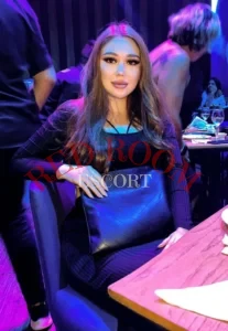 Эскортница Лия - грудь 3, рост 170 см, вес 64 кг, цвет волос Шатенки