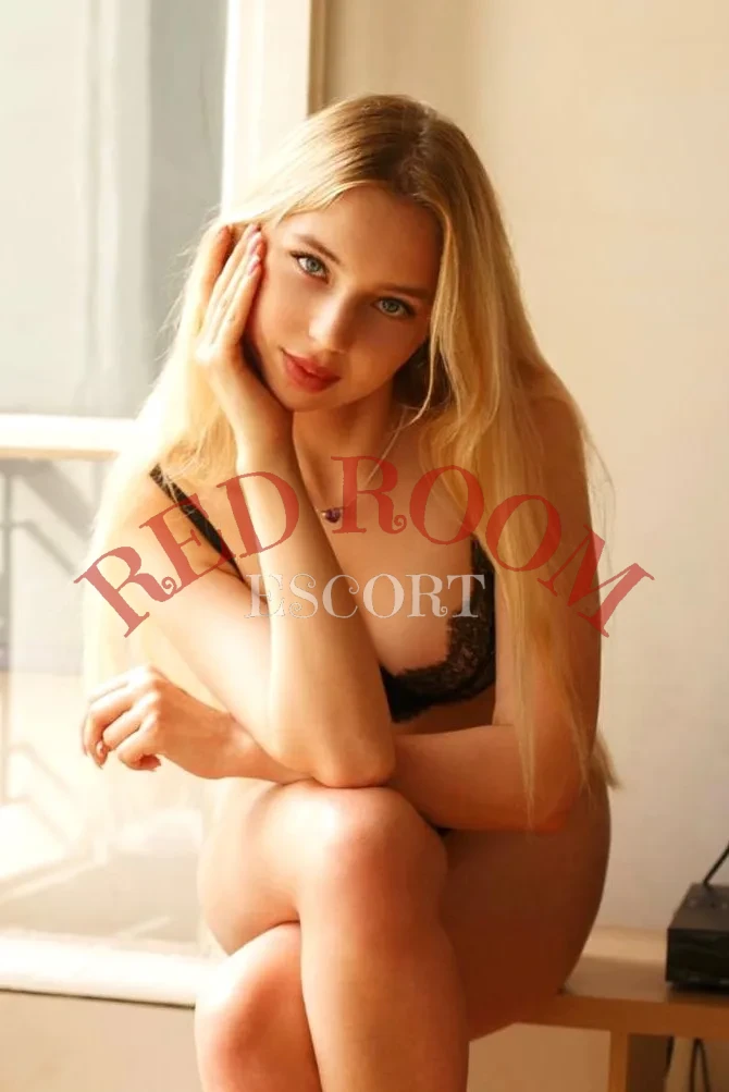 Эскортница Аделина - грудь 2, рост 173 см, вес 55 кг, цвет волос Блондинки