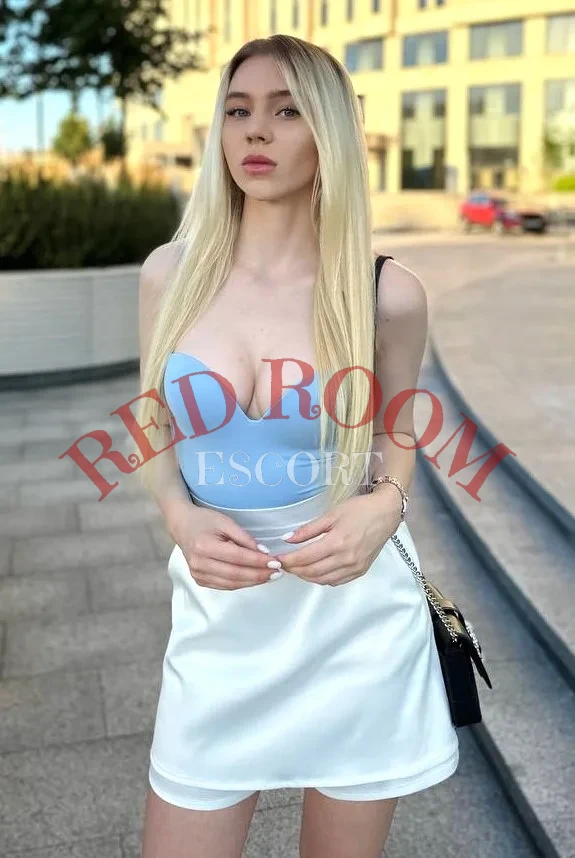 Эскортница Аделина - грудь 2, рост 173 см, вес 55 кг, цвет волос Блондинки