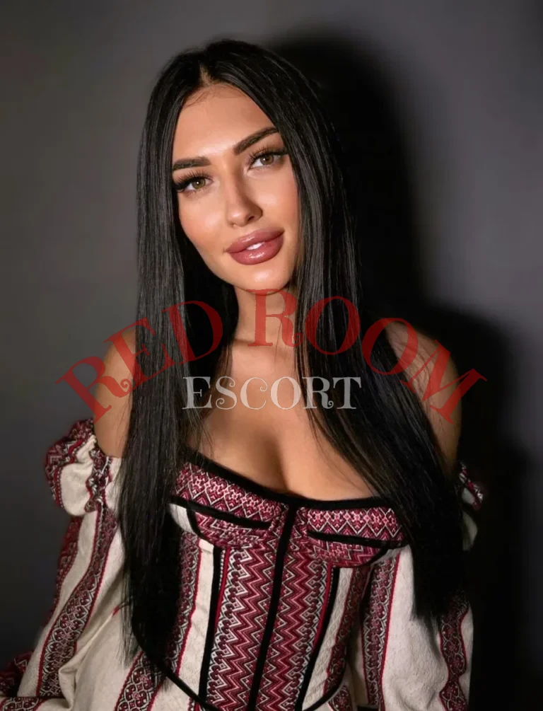 Эскортница Александра - грудь 2, рост 170 см, вес 52 кг, цвет волос Брюнетки