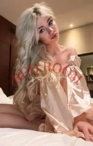Эскортница Клэр - грудь 2, рост 162 см, вес 48 кг, цвет волос Блондинки