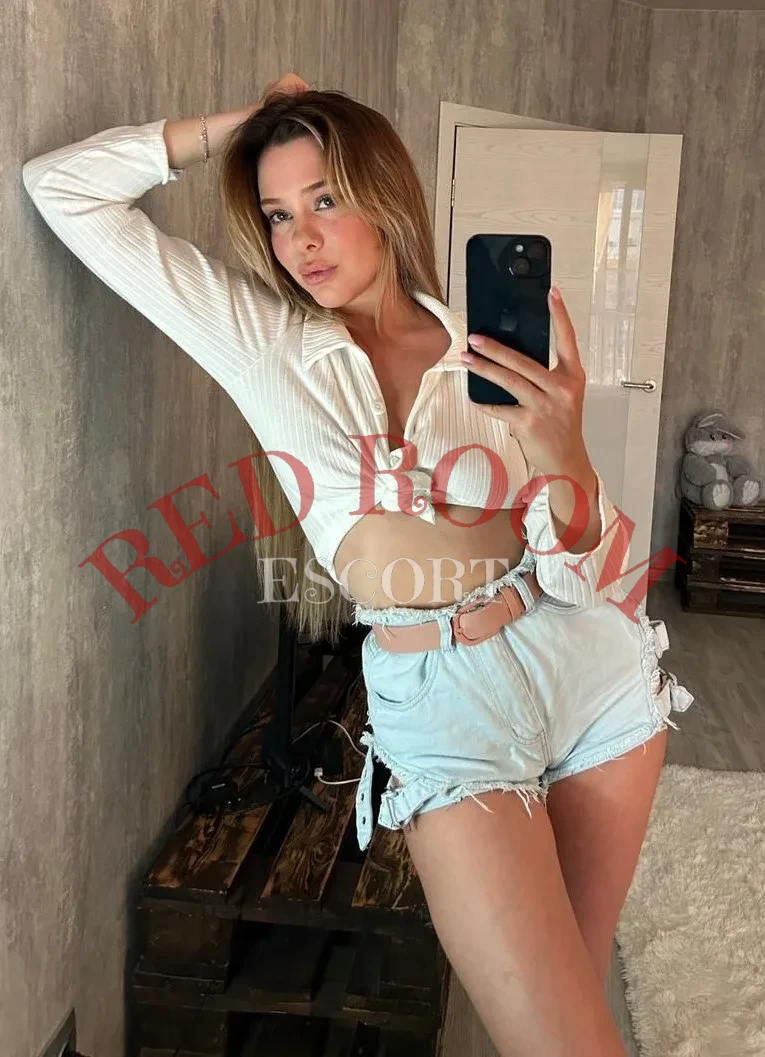 Эскортница Энджи - грудь 2, рост 170 см, вес 50 кг, цвет волос Блондинки