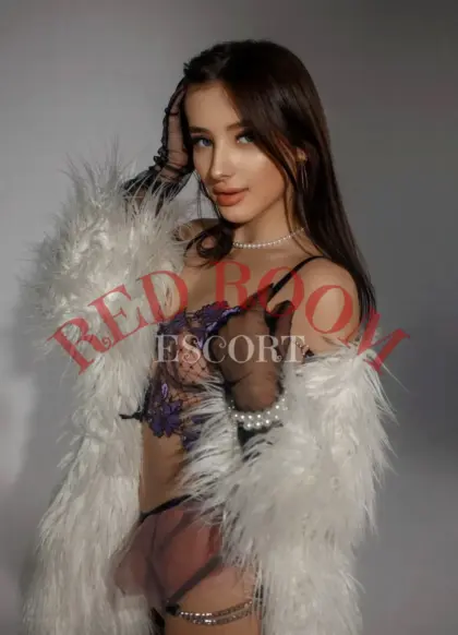 Эскортница Дарина - грудь 1, рост 165 см, вес 49 кг, цвет волос Шатенки