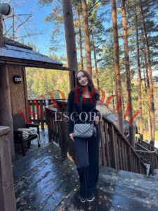 Эскортница Дина - грудь 2, рост 165 см, вес 54 кг, цвет волос Шатенки, этничность Азиатская